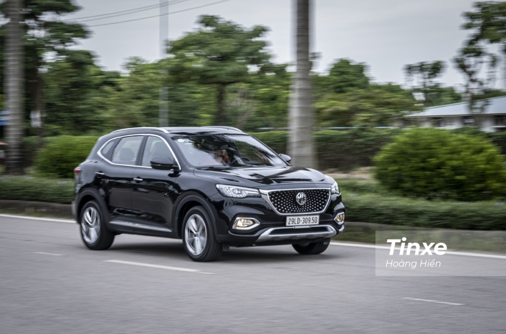 MG HS Trophy nổi bật hơn nhiều mẫu xe c&ugrave;ng ph&acirc;n kh&uacute;c nhờ v&agrave;o sức mạnh, cảm gi&aacute;c l&aacute;i kh&aacute; giống với những mẫu xe Ch&acirc;u &Acirc;u.