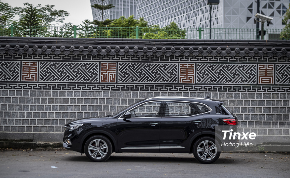 D&ugrave; được trang bị AWD v&agrave; kho&aacute; vi sai điện tử nhưng MG HS Trophy vẫn ph&ugrave; hợp với những cung đường onroad hơn offroad.