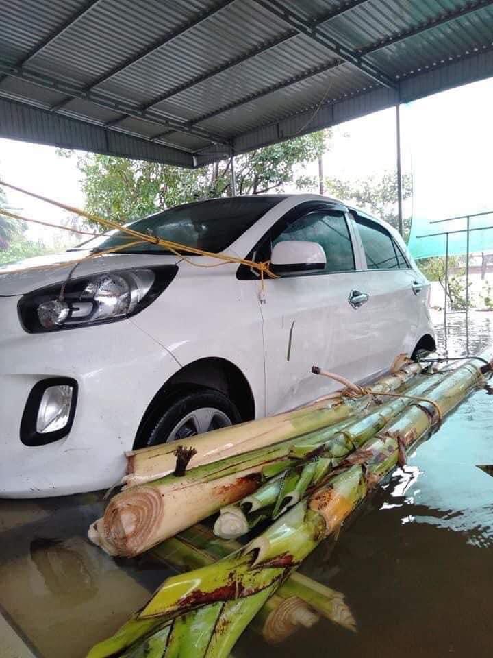 Người dân sử dụng bẹ chuối kết làm bè nổi để nâng xe khi nước lên. Người dân sử dụng bẹ chuối kết làm bè nổi để nâng xe khi nước lên.