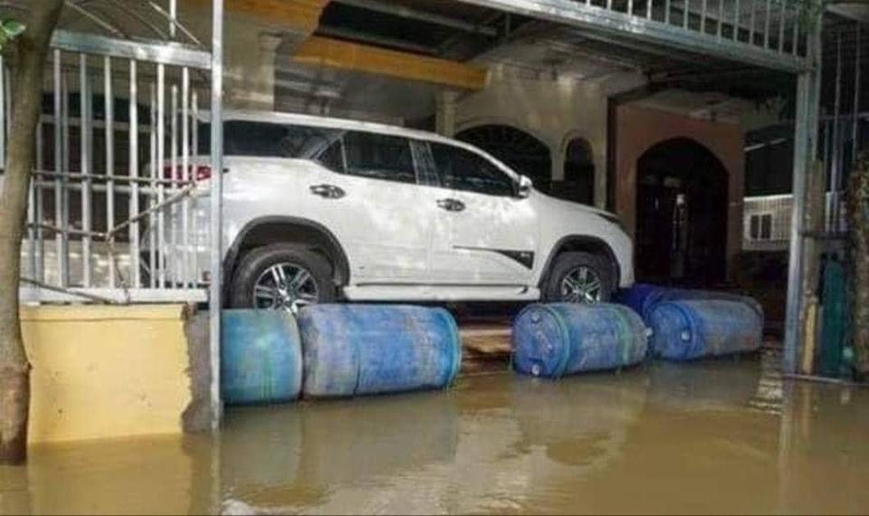 Sử dụng thùng phi để làm bè nổi nâng cả một chiếc Toyota Fortuner. Sử dụng thùng phi để làm bè nổi nâng cả một chiếc Toyota Fortuner.