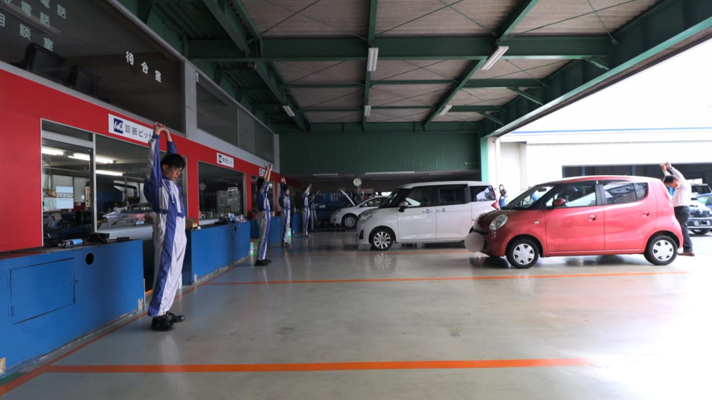 Buổi sáng, các công nhân sẽ cùng tập thể dục rồi bàn giao công việc trong ngày