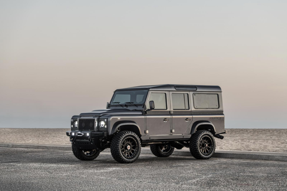 Ph&iacute;a trước của Land Rover Defender Summit Series