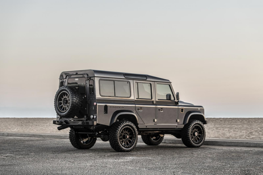 Ph&iacute;a sau của Land Rover Defender Summit Series