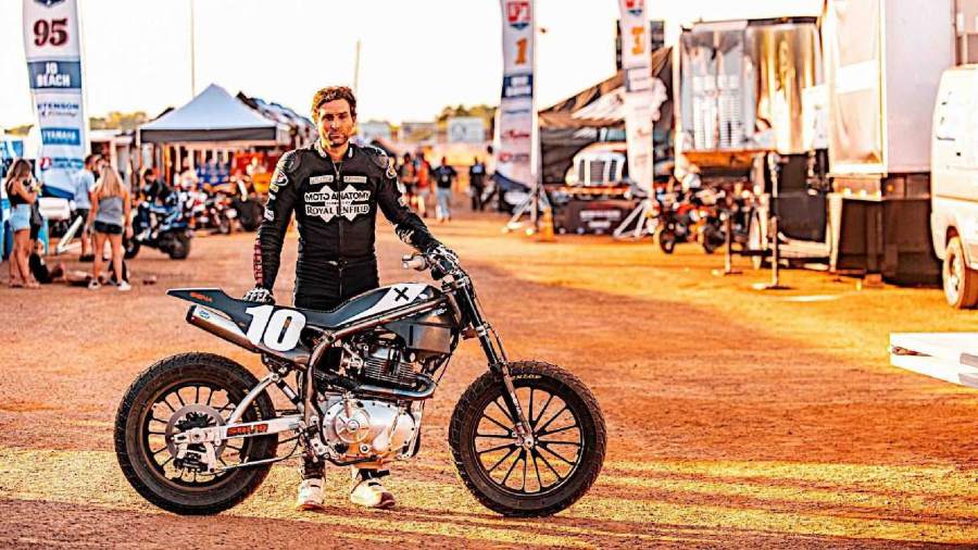 Tay đua Johnny Lewis cùng chiếc xe Royal Enfield 650 Flat Track