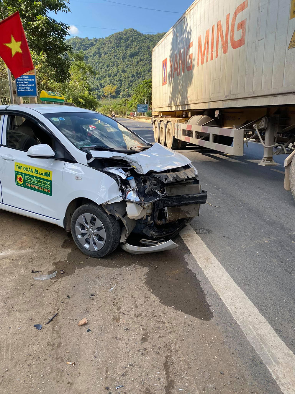 Chiếc xe taxi bị hư hỏng cả đầu xe v&agrave; đu&ocirc;i xe