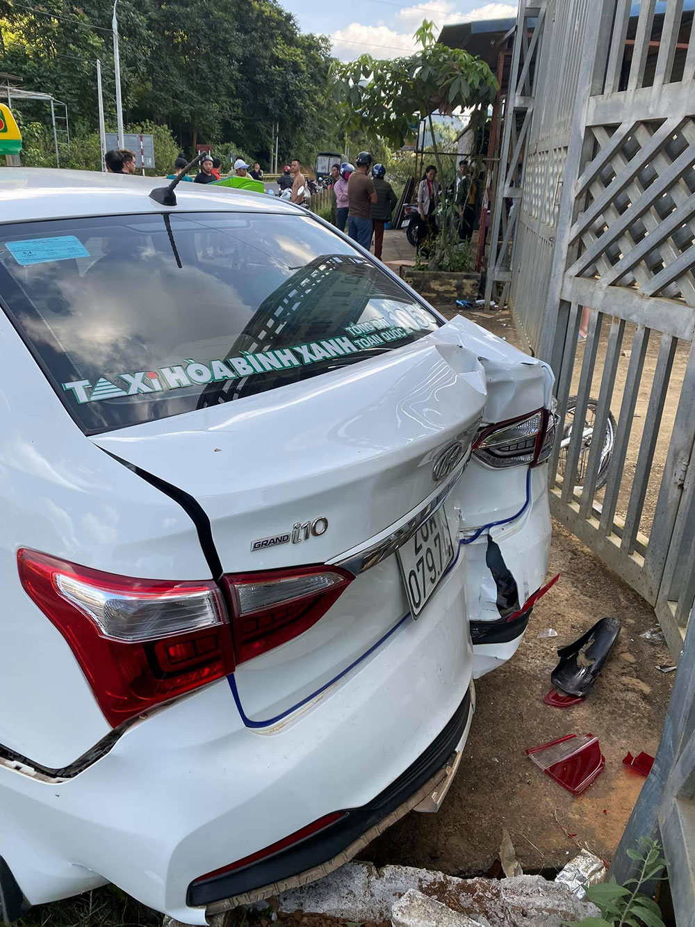 Chiếc xe taxi bị hư hỏng cả đầu xe v&agrave; đu&ocirc;i xe