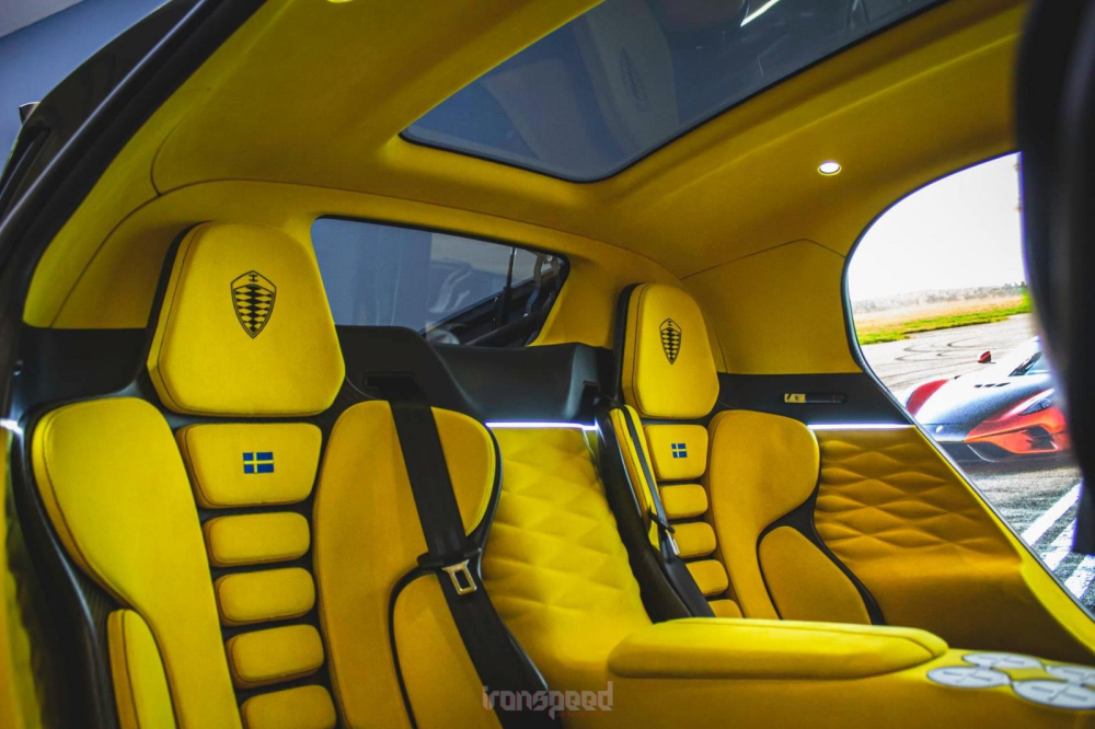 Cửa mở trượt về trước giúp cho các hành khách ngồi phía sau của Koenigsegg Gemera có thể dễ dàng ra vào khoang lái của xe Cửa mở trượt về trước giúp cho các hành khách ngồi phía sau của Koenigsegg Gemera có thể dễ dàng ra vào khoang lái của xe
