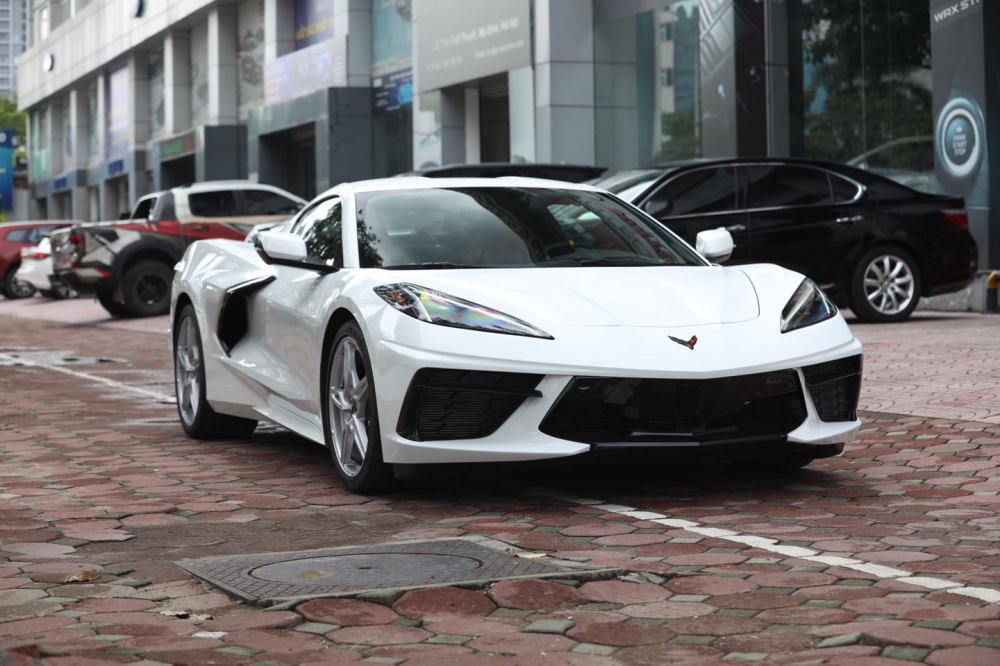 Vẻ đẹp của Chevrolet Corvette C8 2020 đầu tiên về Việt Nam