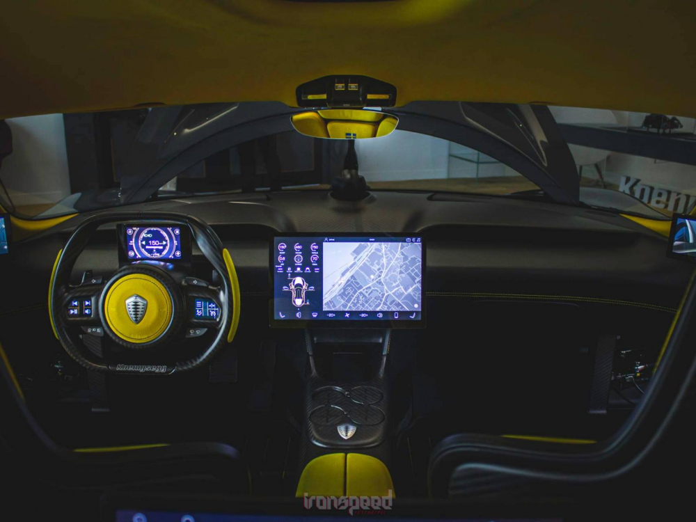 Nội thất của chiếc Koenigsegg Gemera hàng trưng bày có màu vàng và đen Nội thất của chiếc Koenigsegg Gemera hàng trưng bày có màu vàng và đen