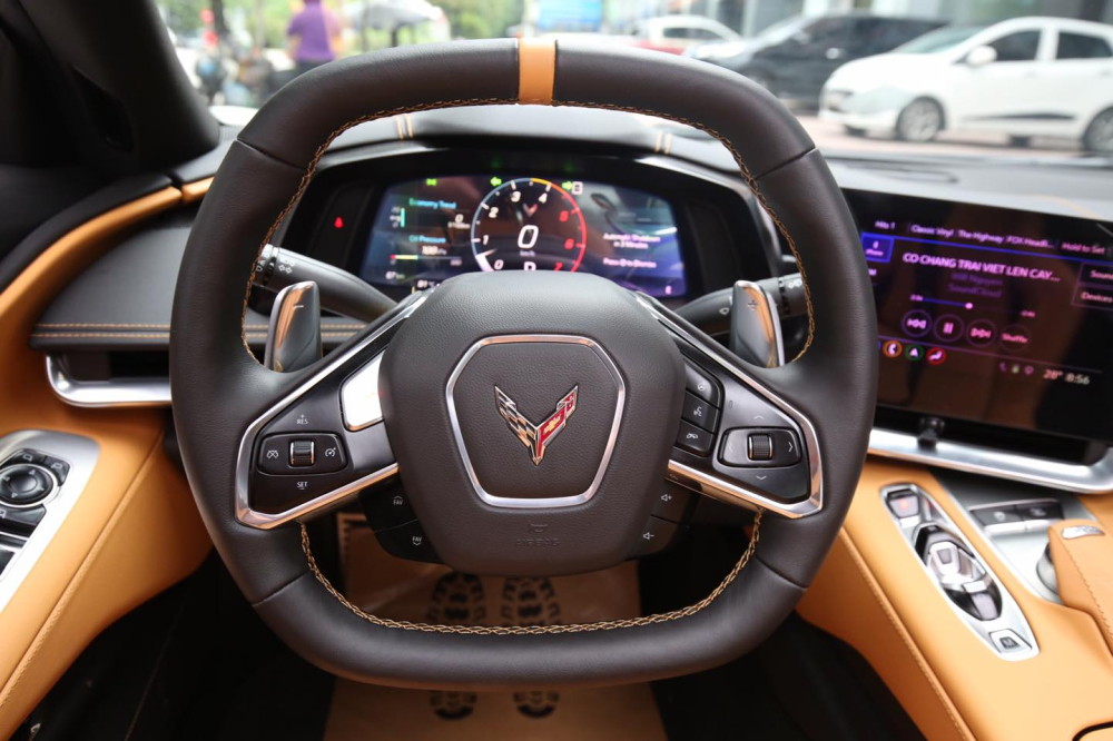 Vô lăng của Chevrolet Corvette C8 Stingray 2LT 2020 đầu tiên Việt Nam và phía sau là bảng đồng hồ, kế bên là màn hình giải trí thiết kế hướng về người lái Vô lăng của Chevrolet Corvette C8 Stingray 2LT 2020 đầu tiên Việt Nam và phía sau là bảng đồng hồ, kế bên là màn hình giải trí thiết kế hướng về người lái