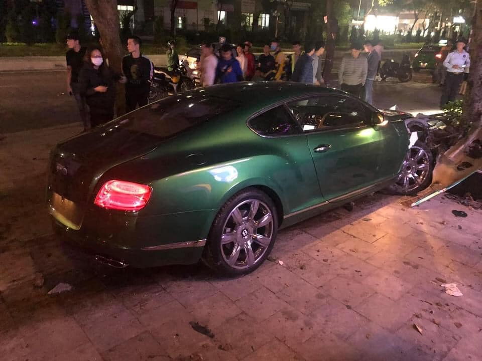 Hiện trường vụ tai nạn xe Bentley t&ocirc;ng 2 bồn hoa tr&ecirc;n vỉa h&egrave; ở H&agrave; Nội
