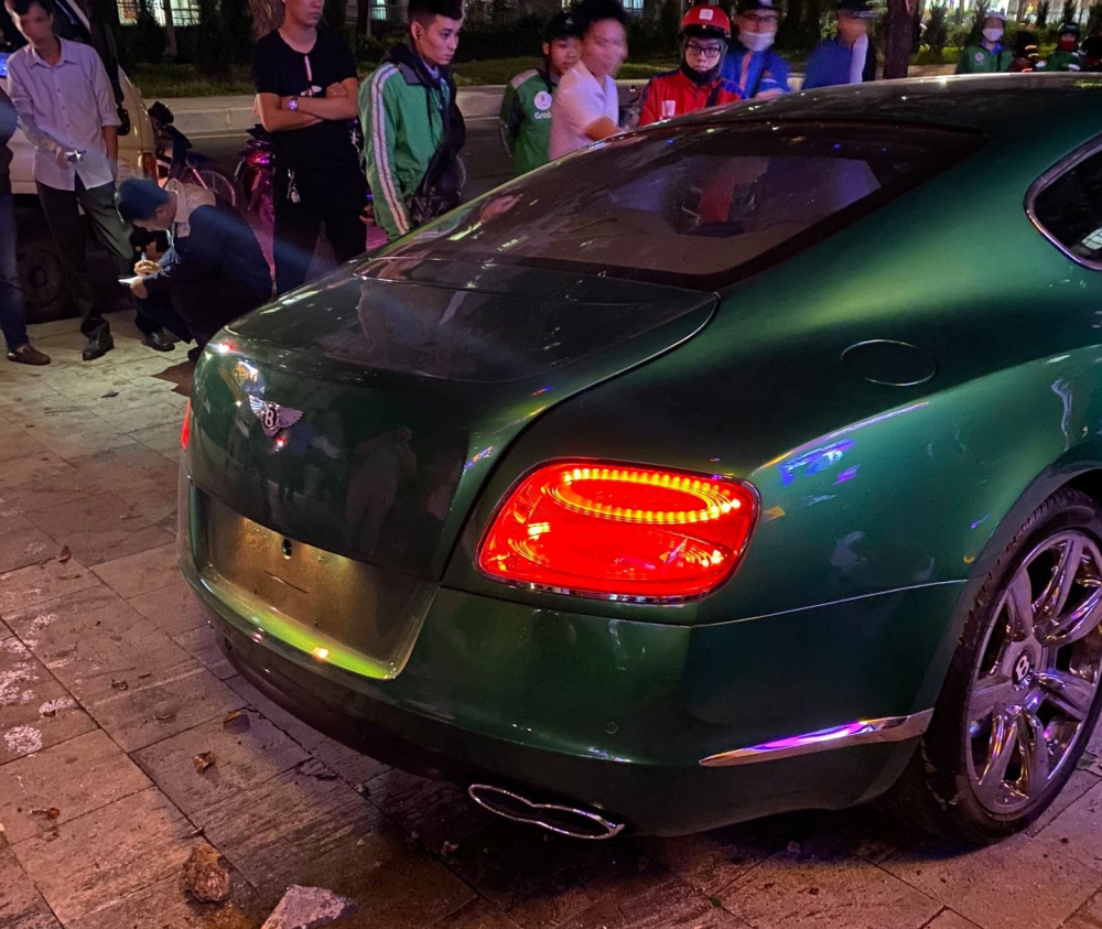 Chiếc Bentley Continental GT n&agrave;y thuộc bản V8 c&oacute; gi&aacute; ch&iacute;nh h&atilde;ng hơn 13 tỷ đồng