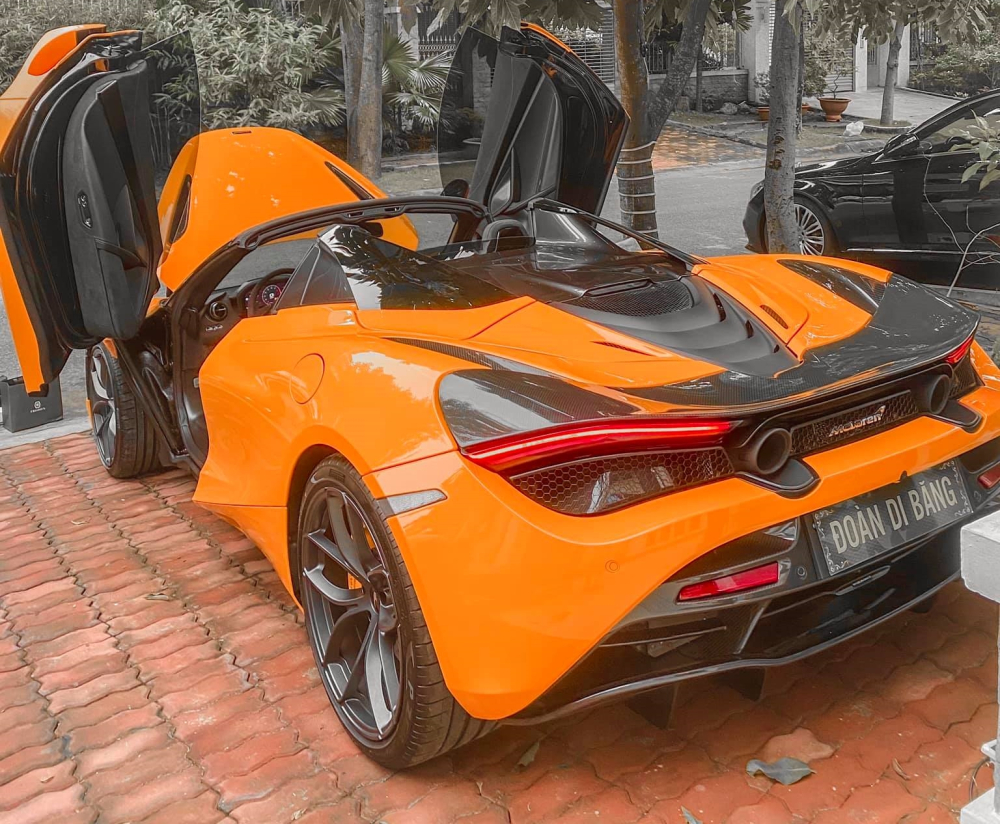 Chiếc siêu xe mui trần McLaren 720S Spider màu cam này có thêm cánh gió đuôi bằng carbon Chiếc siêu xe mui trần McLaren 720S Spider màu cam này có thêm cánh gió đuôi bằng carbon