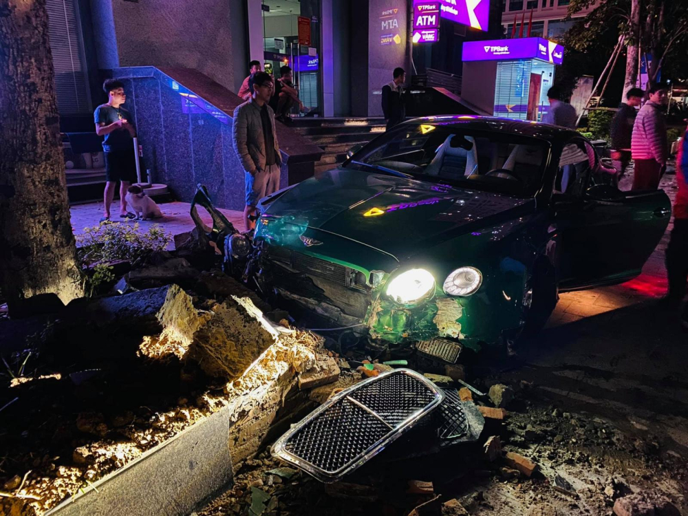 Chiếc xe si&ecirc;u sang Bentley Continental GT hư hỏng nặng sau khi t&ocirc;ng v&agrave;o 2 bồn hoa tr&ecirc;n vỉa h&egrave;