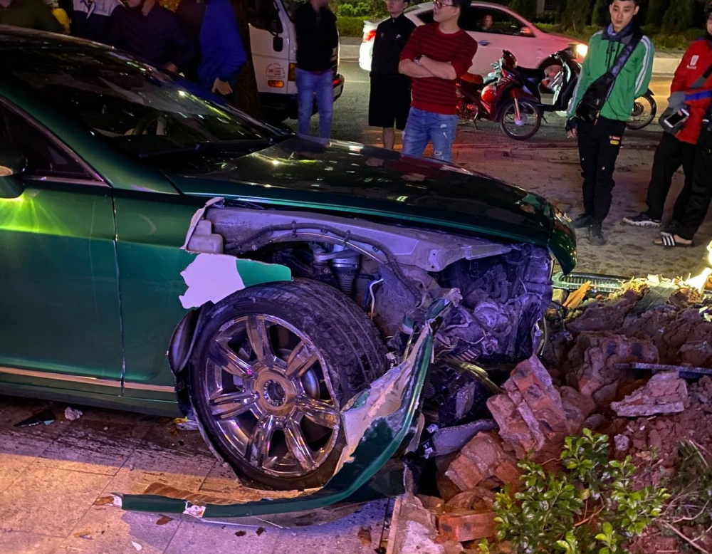 Thiệt hại phần đầu chiếc xe Bentley Continental GT n&agrave;y kh&aacute; nghi&ecirc;m trọng, xe bị vỡ đ&egrave;n, một b&ecirc;n d&agrave;n &aacute;o bị x&eacute; toạc ra, cản va trước bể n&aacute;t v&agrave; lưới tản nhiệt văng ra khỏi xe