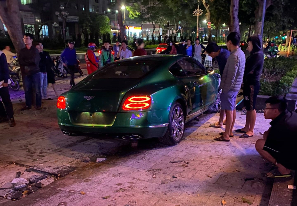 Chi ph&iacute; sửa chữa cho chiếc Bentley Continental GT V8 n&agrave;y ước t&iacute;nh hơn 2 tỷ đồng