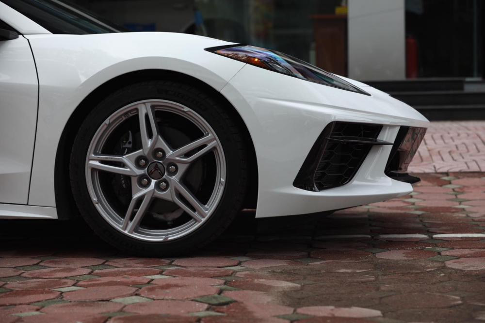 Chevrolet Corvette C8 Stingray 2LT 2020 có tốc độ tối đa hơn 300 km/h