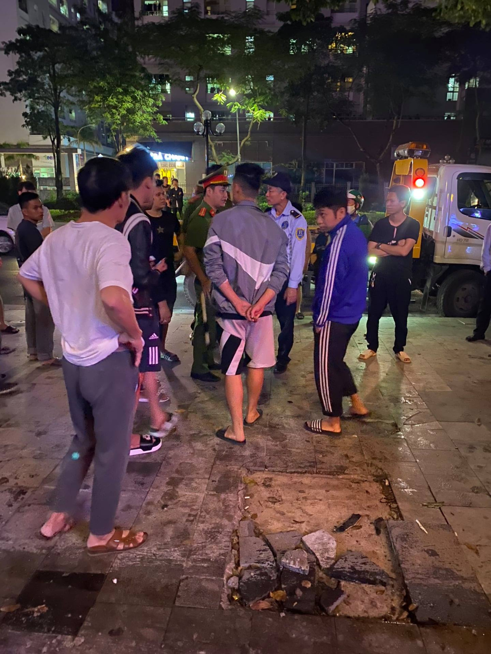 Lực lượng chức năng tại hiện trường vụ tai nạn