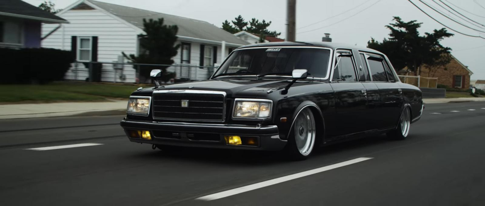 Chiếc Toyota Century EWB&nbsp;thế hệ đầu ti&ecirc;n n&agrave;y đ&atilde; nhận được nhiều trang bị độ