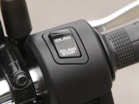 Nút bật tắt hệ thống Idling Stop thường thấy trên xe máy