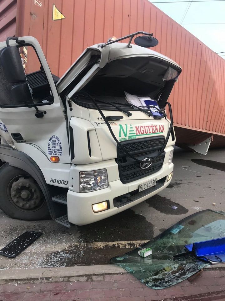 Cabin của chiếc xe container biến dạng hoàn toàn