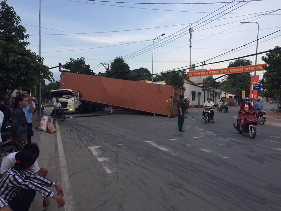 Thùng container nằm chắn ngang đường