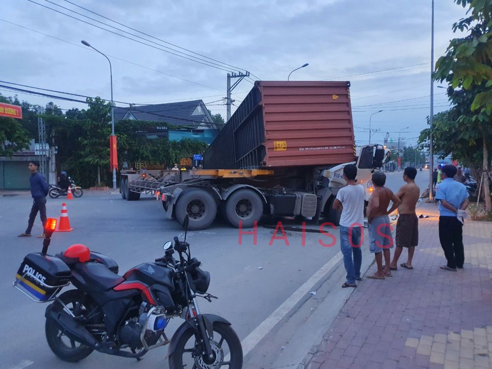 Lực lượng chức năng có mặt tại hiện trường vụ tai nạn