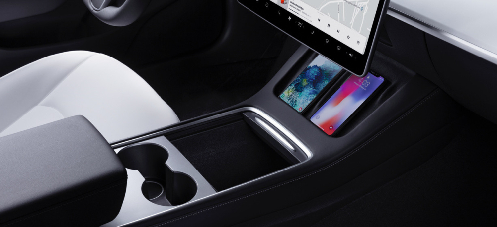 Khay sạc c&oacute; đủ chỗ cho 2 chiếc điện thoại th&ocirc;ng minh của Tesla Model 3 2021