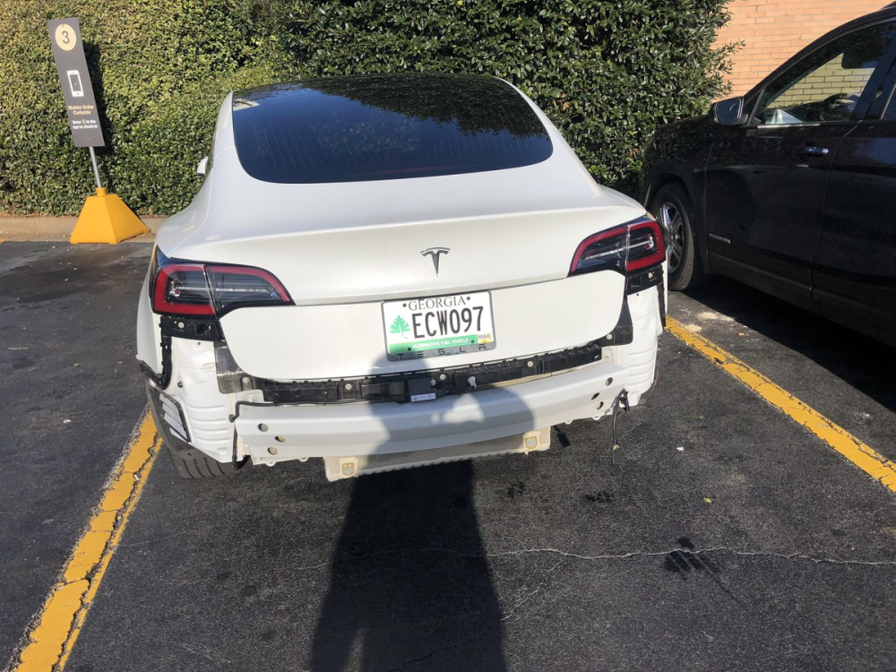 Sau 2 năm, h&atilde;ng Tesla mới thừa nhận cản sau của Model 3 bị rơi l&agrave; do lỗi thiết kế