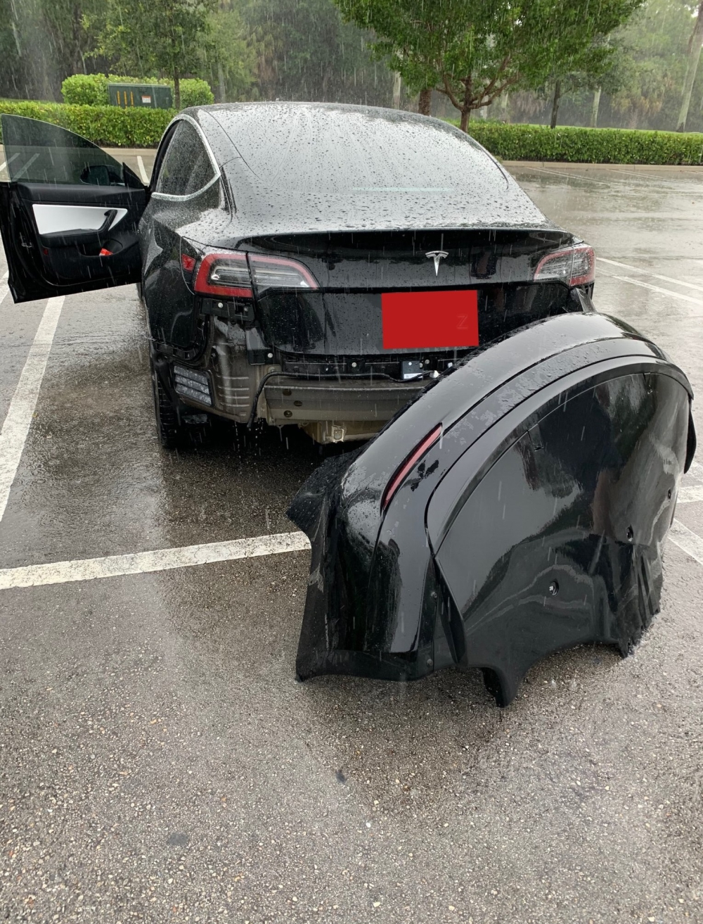 Một chiếc Tesla Model 3 bị rơi cản sau tại Mỹ