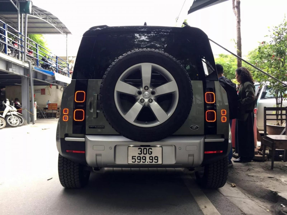 Land Rover Defender mang biển tứ qu&yacute; 9 n&agrave;y thuộc phi&ecirc;n bản First Edition 