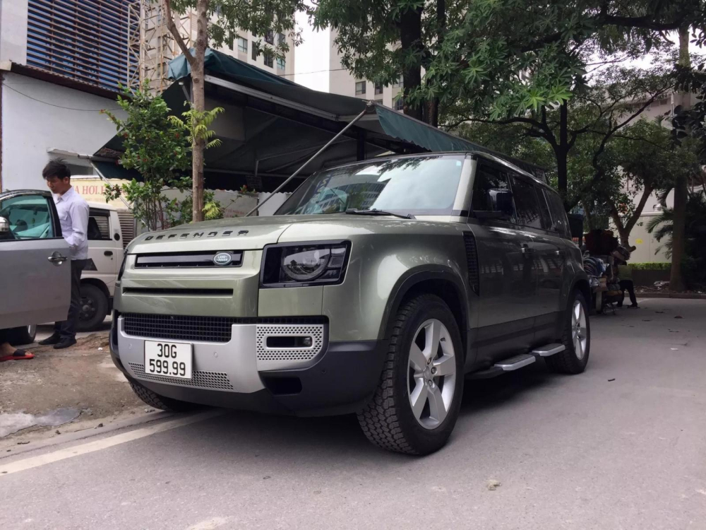 Đ&acirc;y l&agrave; 1 trong những chiếc xe Land Rover Defender thế hệ mới đầu ti&ecirc;n lăn b&aacute;nh tại Việt Nam
