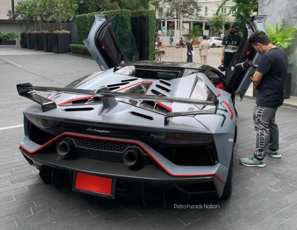 Kh&ocirc;ng những l&agrave; chiếc Lamborghini Aventador thứ 10.000 sản xuất m&agrave; si&ecirc;u xe của đại gia Th&aacute;i Lan c&ograve;n nằm trong số 800 chiếc Lamborghini Aventador SVJ Roadster sản xuất tr&ecirc;n to&agrave;n thế giới