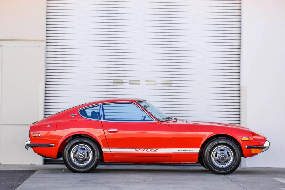 Phía bên sườn của chiếc Datsun 240Z 1971 Phía bên sườn của chiếc Datsun 240Z 1971