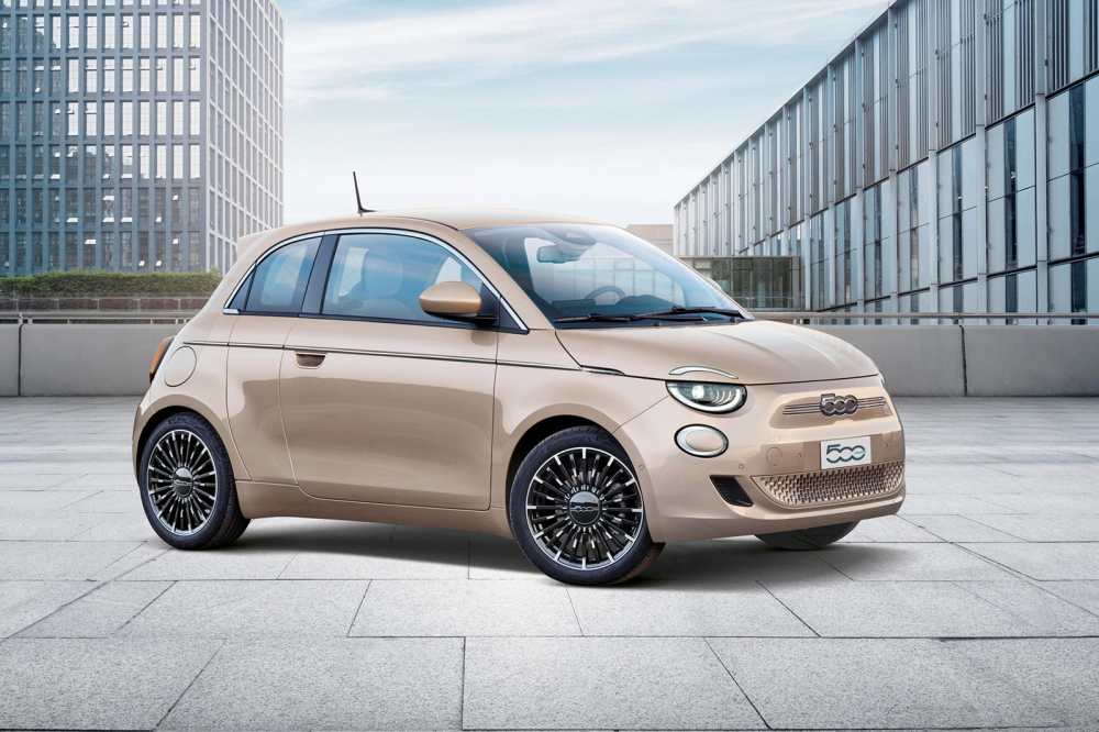 Phía trước của xe điện giá rẻ Fiat 500 3+1 mới Phía trước của xe điện giá rẻ Fiat 500 3+1 mới