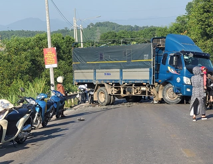 Vụ tai nạn giữa xe Kia Morning v&agrave; xe tải l&agrave;m QL37 &ugrave;n tắc giao th&ocirc;ng