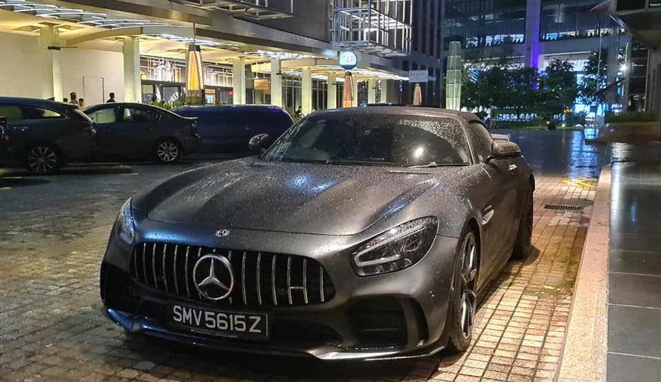 Mercedes-AMG GT R Roadster đỗ tại 1 trong những th&aacute;nh địa si&ecirc;u xe nổi tiếng nhất ở Singapore