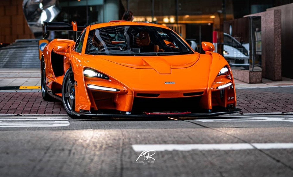 McLaren Senna Lemans v&agrave; lấp l&oacute; ph&iacute;a sau c&ograve;n c&oacute; một chiếc Ferrari 488