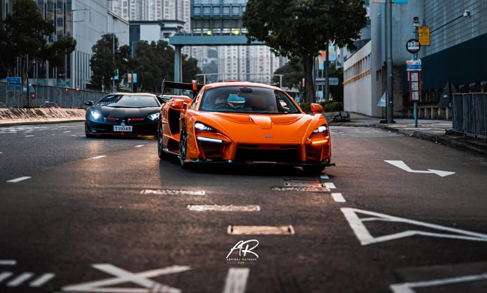 McLaren Senna Lemans di chuyển tr&ecirc;n đường c&ugrave;ng Lamborghini Aventador SVJ