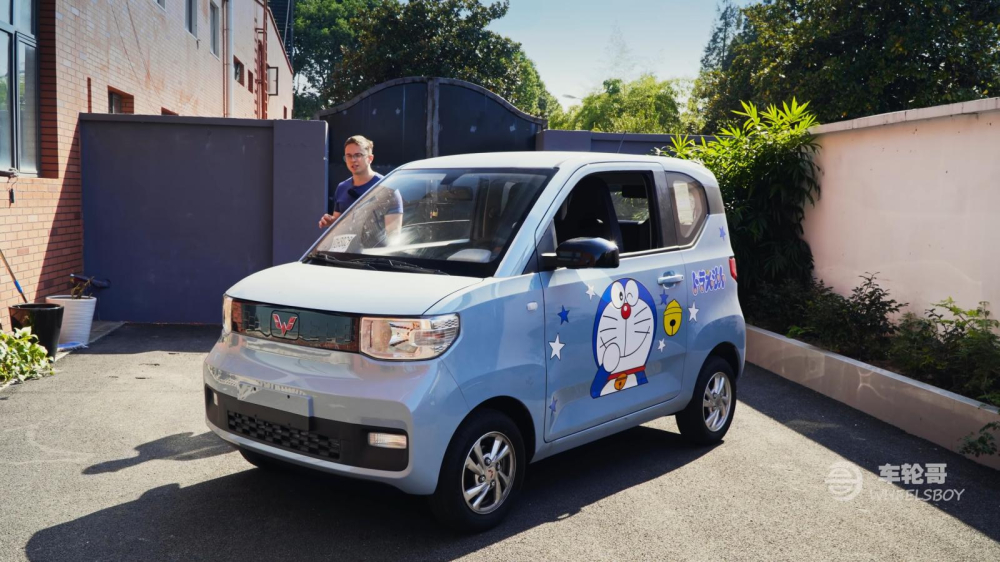 Chiếc Wuling Hongguang MINI EV được đánh giá có mang màu xanh nhạt và dán hình Doraemon Chiếc Wuling Hongguang MINI EV được đánh giá có mang màu xanh nhạt và dán hình Doraemon