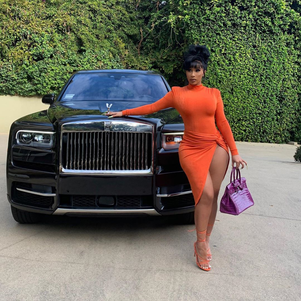 Cardi B tạo dáng bên chiếc Rolls-Royce Cullinan mới được chồng tặng Cardi B tạo dáng bên chiếc Rolls-Royce Cullinan mới được chồng tặng