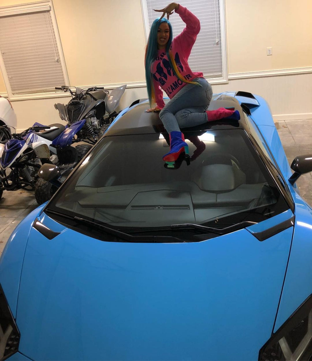 Cardi B chụp ảnh bên chiếc Lamborghini Aventador S Roadster của mình Cardi B chụp ảnh bên chiếc Lamborghini Aventador S Roadster của mình