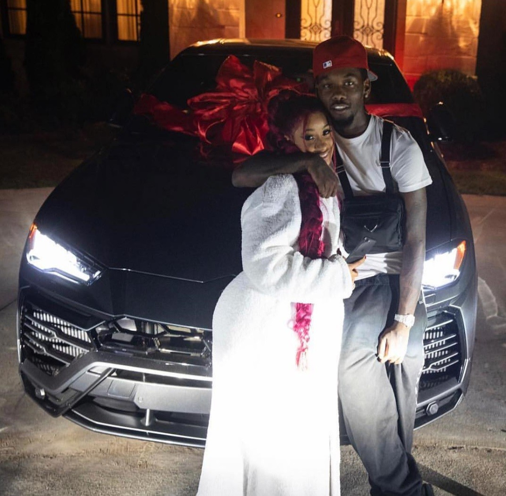 Vợ chồng Cardi B và Offset chụp ảnh bên chiếc siêu xe Lamborghini Urus Vợ chồng Cardi B và Offset chụp ảnh bên chiếc siêu xe Lamborghini Urus