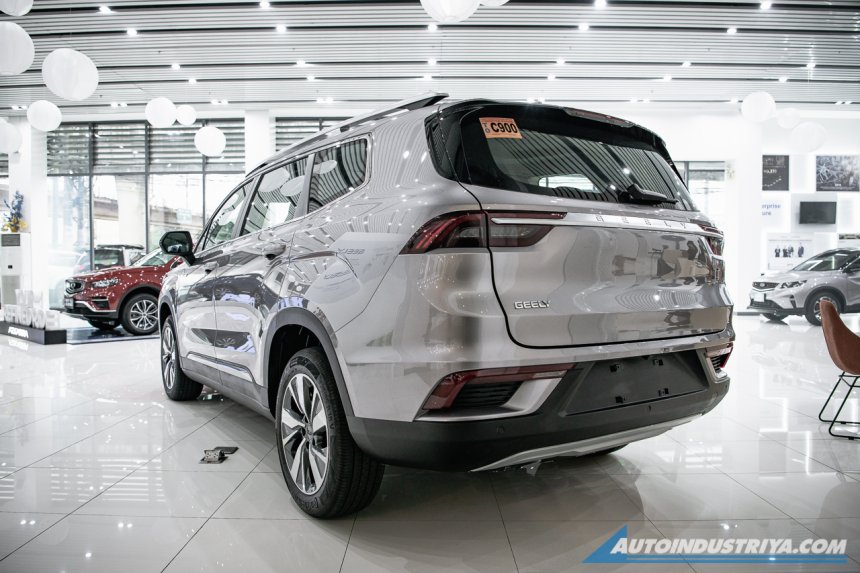 Geely Okavango 2021 nh&igrave;n từ ph&iacute;a sau