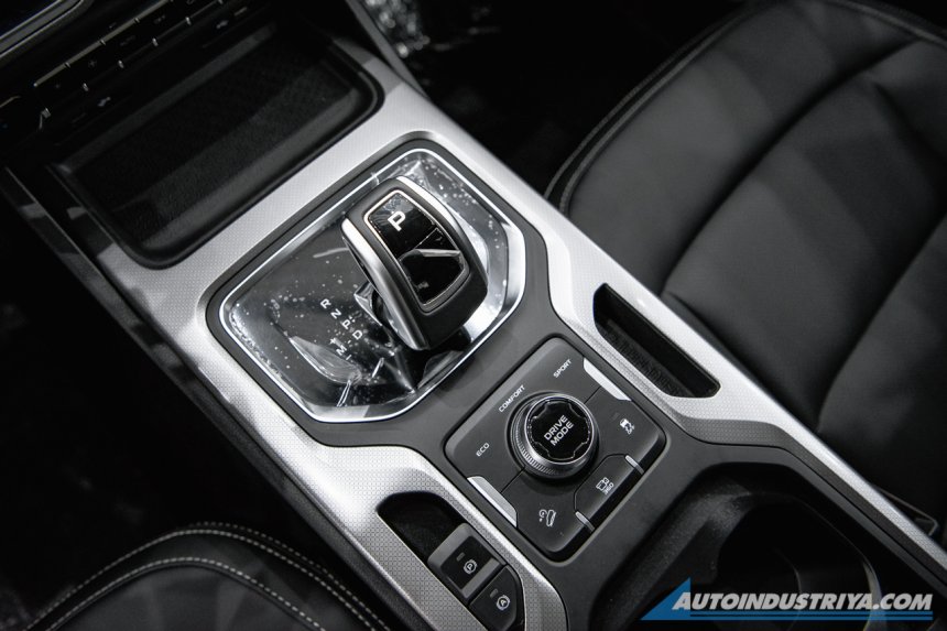 Mẫu SUV 7 chỗ n&agrave;y d&ugrave;ng hộp số tự động ly hợp k&eacute;p 7 cấp