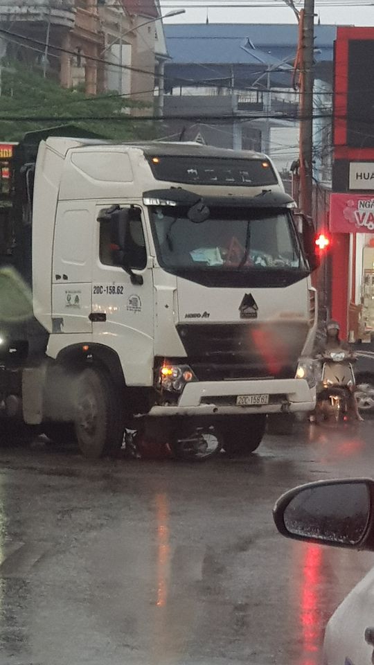 Chiếc xe máy bị cuốn hẳn vào bên trong gầm xe đầu kéo