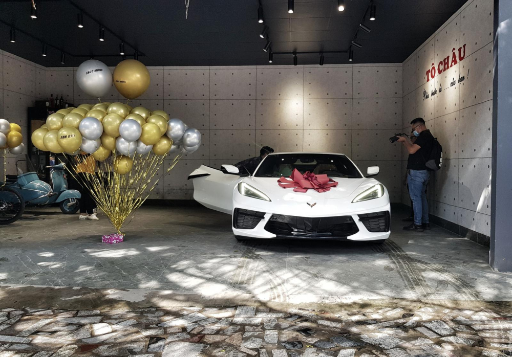 Ngay sau đ&oacute;, đơn vị nhập khẩu chiếc xe Chevrolet Corvette C8 Stingray 2LT 2020 đ&atilde; b&agrave;n giao cho chủ nh&acirc;n trong trưa c&ugrave;ng ng&agrave;y