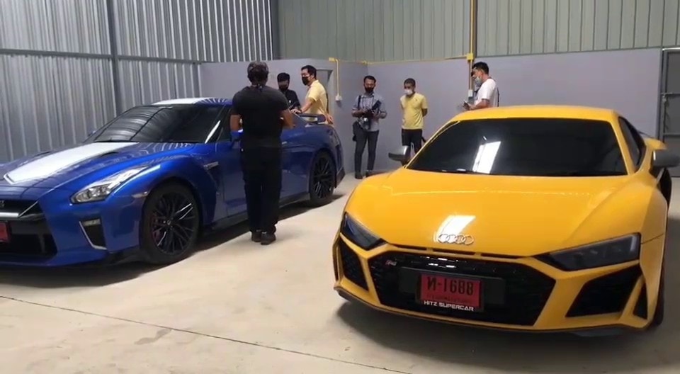 Hàng thứ 2 là Audi R8 và Nissan GT-R Hàng thứ 2 là Audi R8 và Nissan GT-R