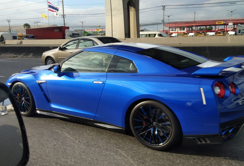 Nissan GT-R 50th Anniversary Edition di chuyển trên đường phố Thái Lan