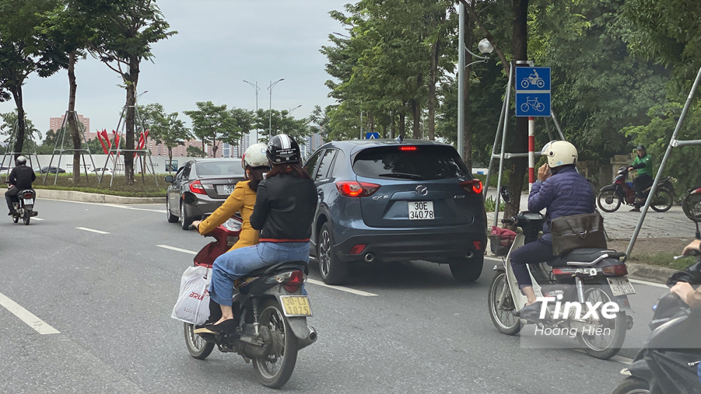 Nhiều người điều khiển ô tô đi nhầm vào phần đường dành riêng cho xe máy, xe đạp.